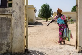 Bria, vars son vårdas för undernäring på sjukhuset i N’Djamena, Tchad, går längs en väg.