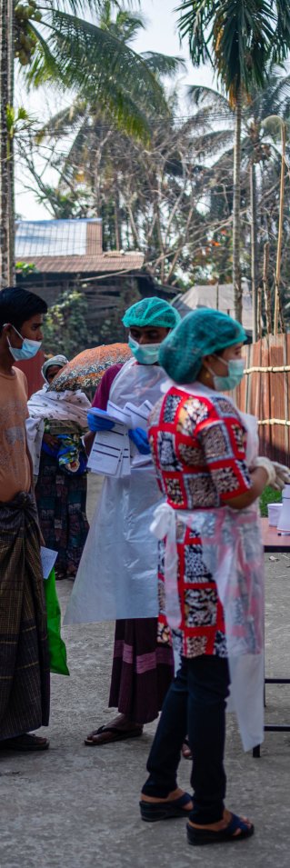 Patienter väntar på Läkare Utan Gränsers klinik i staden Sittwe, Myanmar