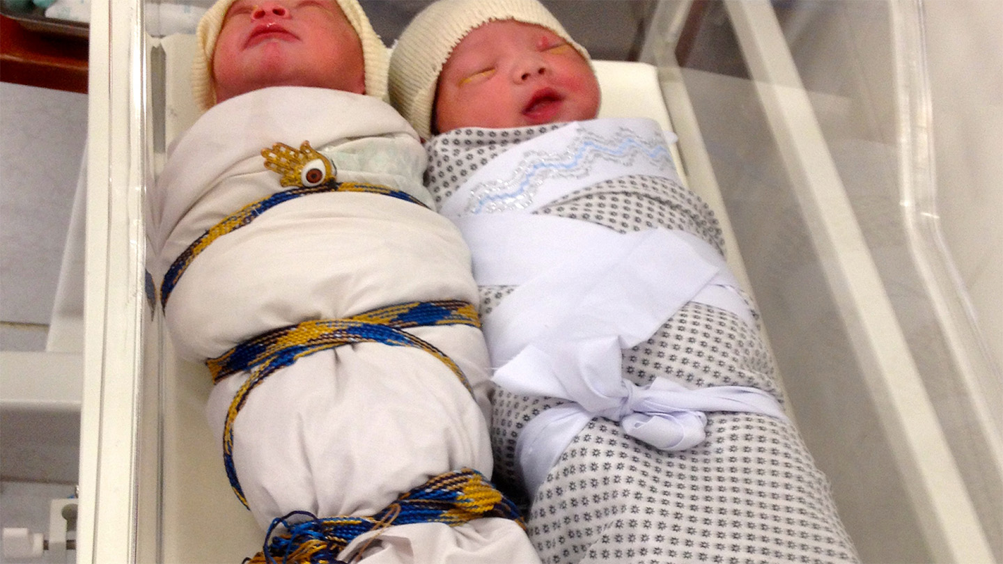 Två välinlindade nyfödda på mödravårdskliniken i Kabul.