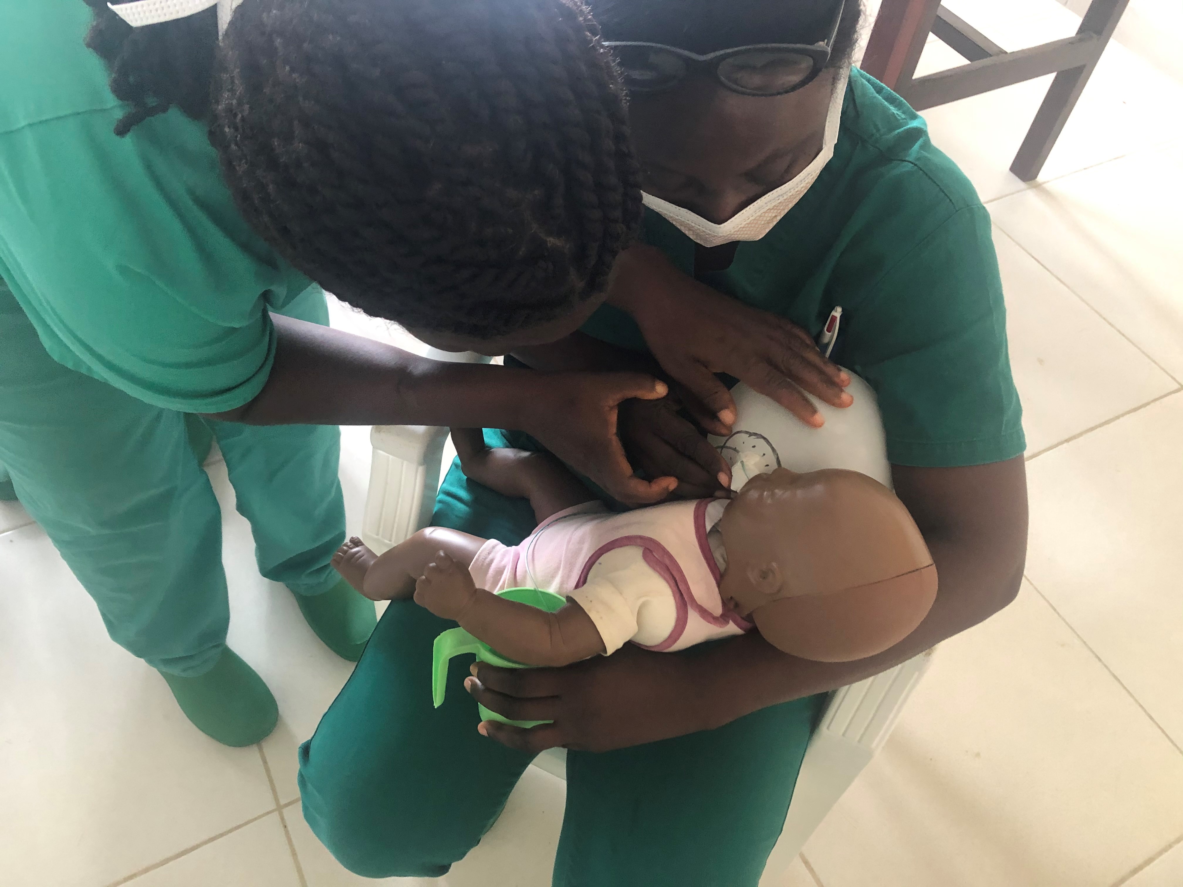 Personal på Läkare Utan Gränsers sjukhus i Kenema, Sierra Leone, utbildas inom amning.