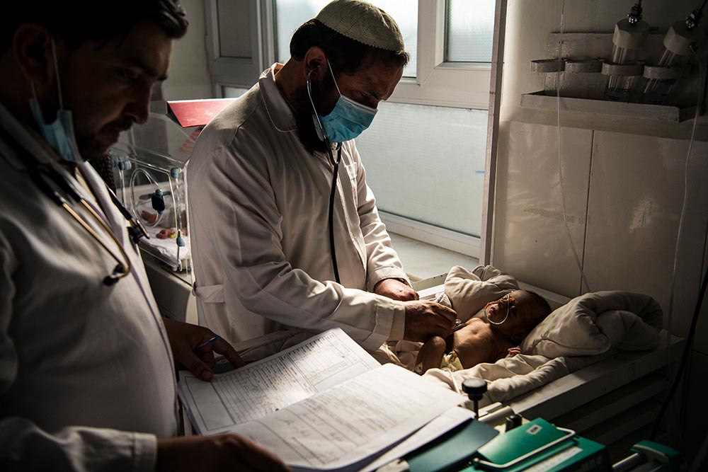 Läkarna Daud och Asadullah Mal undersöker en patient på intensivvårdsavdelningen på Boost sjukhus i Lashkar Gah, Afghanistan.