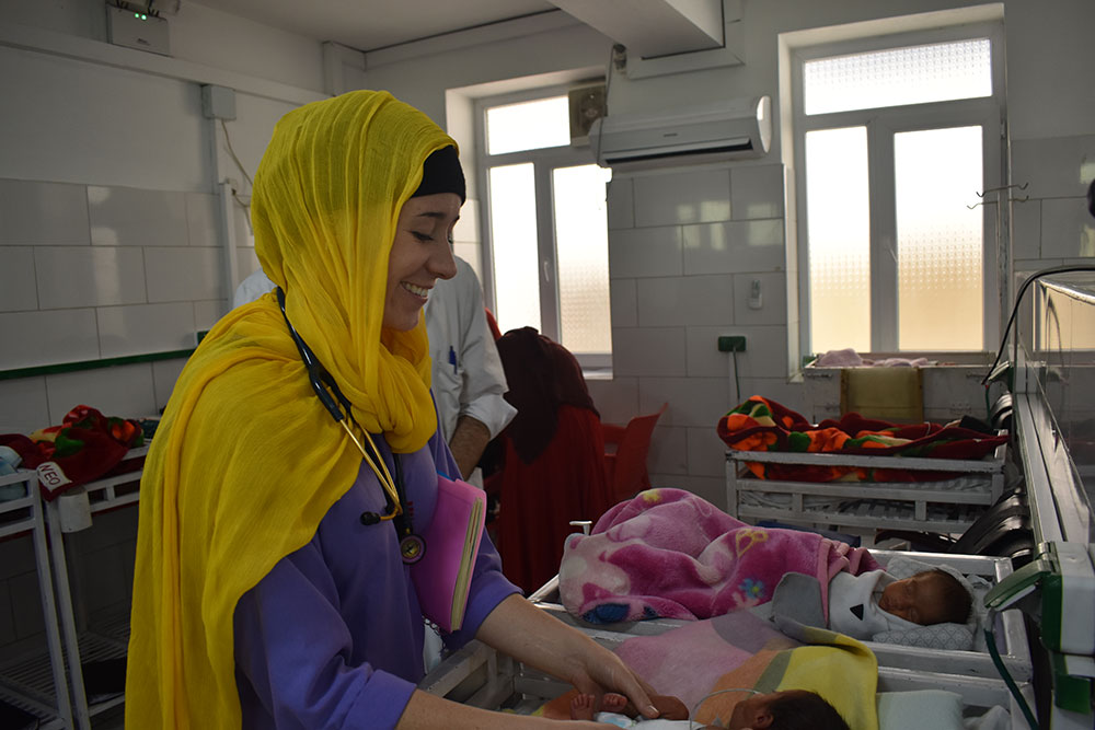 Sjuksköterskan Kimberly Morris tittar till en nyfödd bebis på mödravårdssjukhuset i Khost, Afghanistan. 