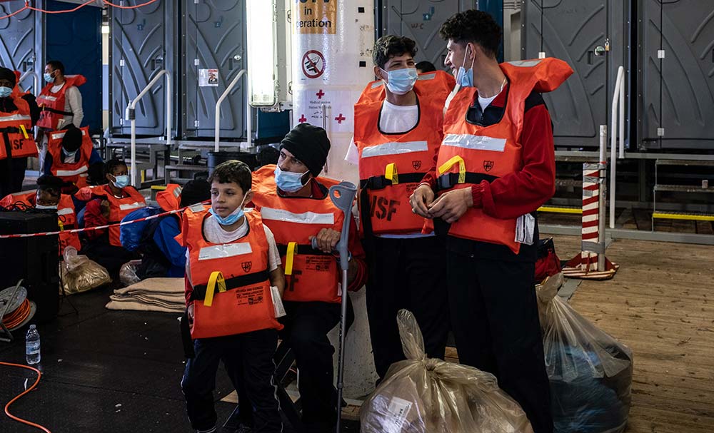 Moustafa, tillsammans med sina tre söner, ombord på Läkare Utan Gränsers räddningsfartyg Geo Barents.