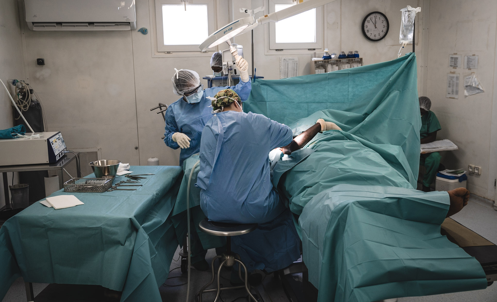 Ett team opererar en patient på Tabarre sjukhus i Haitis huvudstad Port-au-Prince.
