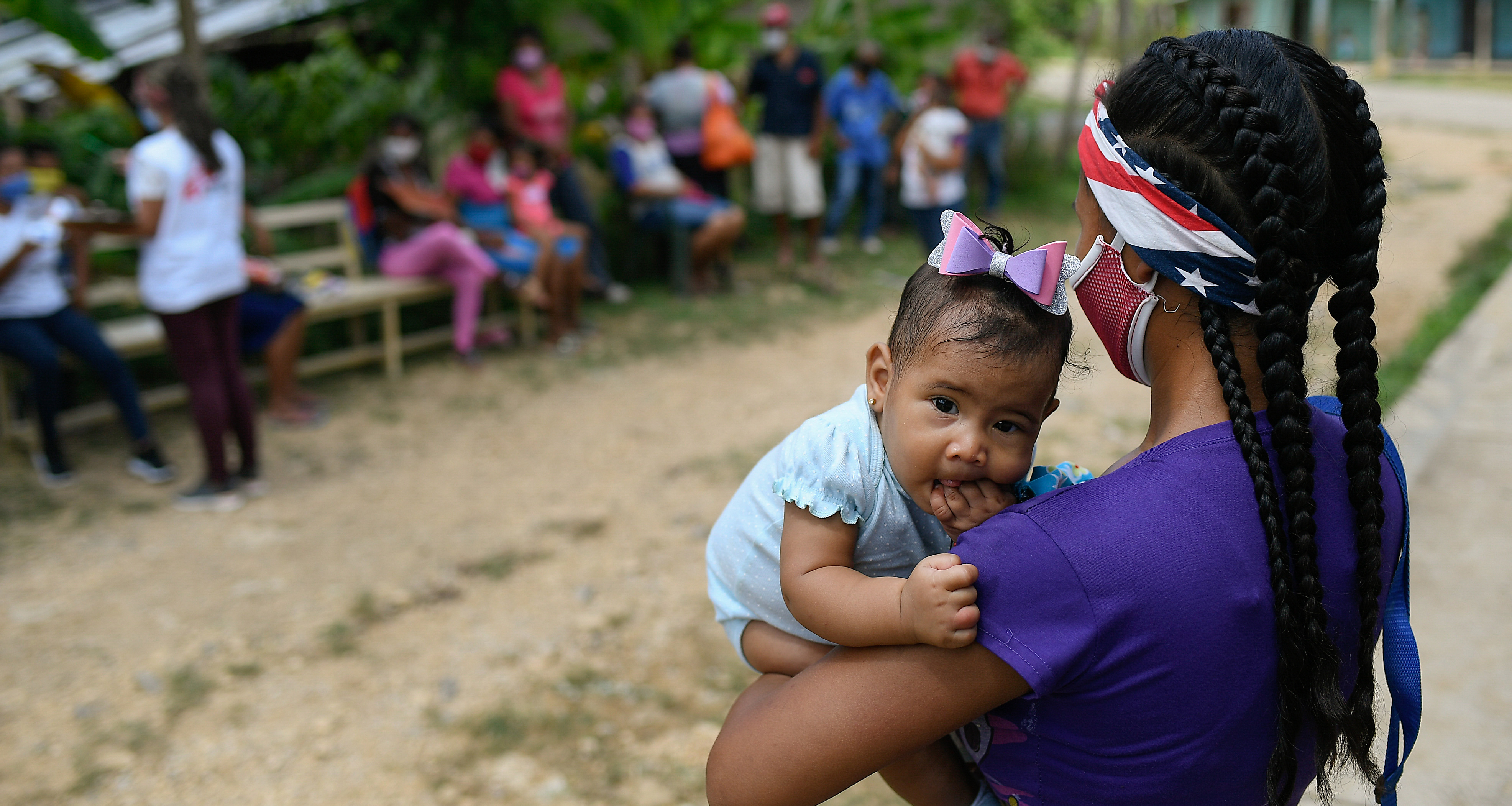 Fyra månader gamla Andreilys besöker vårdcentralen i staten Sucre, Venezuela, tillsammans med sin mamma.⁣ ⁣
