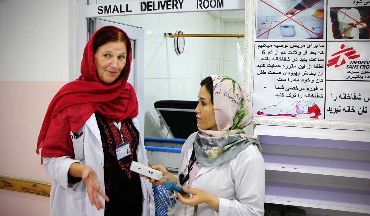 Barnmorskan Mimansa Madheden tillsammans med Aqila, som är ansvarig för fortbildning och klinisk träning på sjukhuset i Dasht-e-Barchi, Afghanistan. 