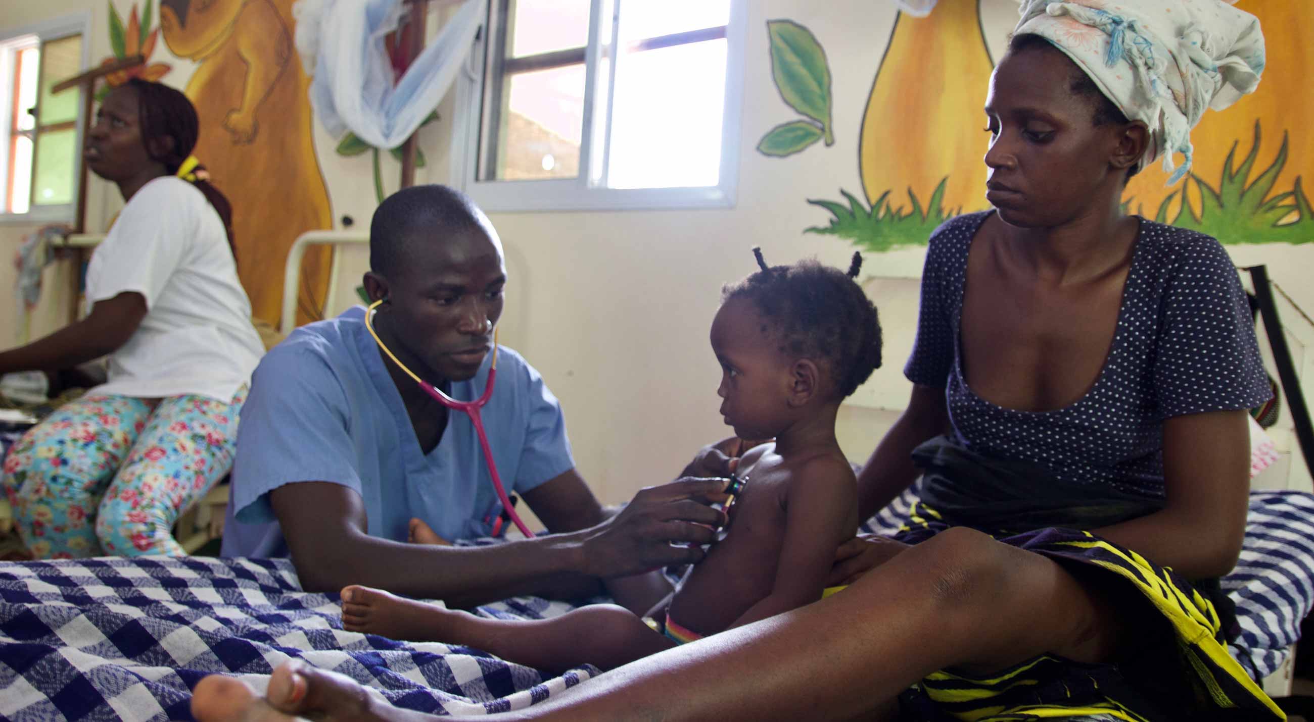 Jose Carlos, personal på sjukhuset i Bafatá, Guinea-Bissau undersöker en patient.