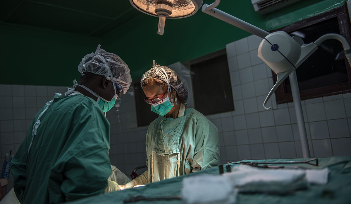 Vår personal utför ett av många kejsarsnitt på sjukhuset Castor i Centralafrikanska republiken.