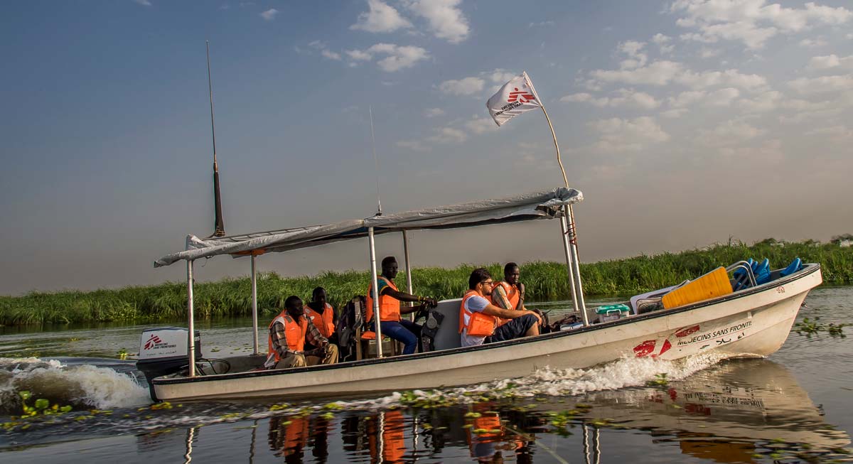 Ett mobilt team reser längs floden Phow, i Fangak-området, Sydsudan.