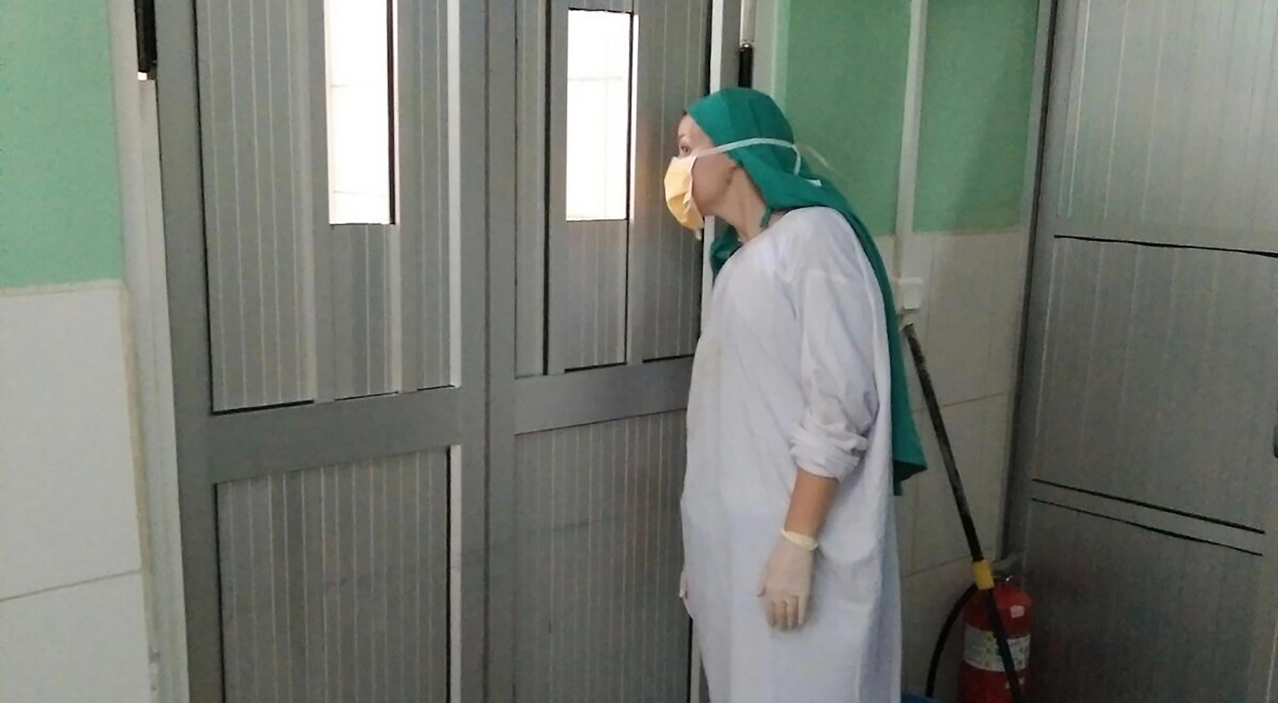 Sanna Sjöberg kikar in i operationssalen på sjukhuset i Khost, Afghanistan. 