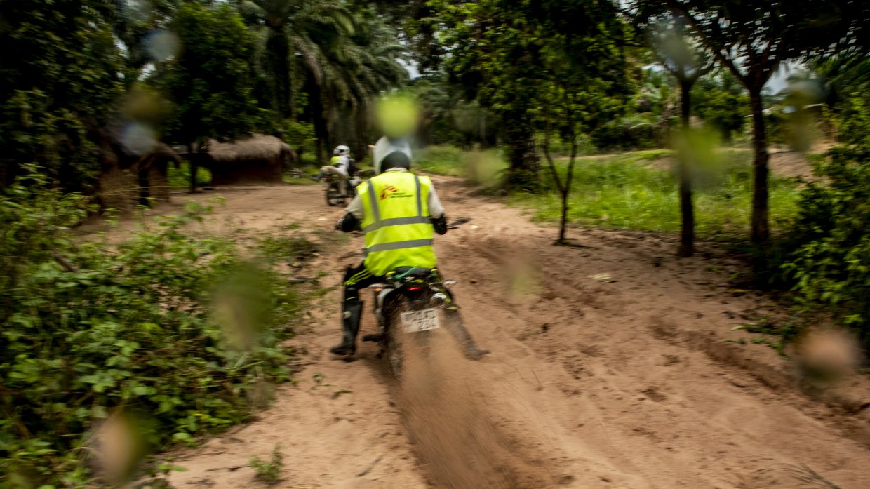 Vårt uppsökande team följer efter lastbilen med vaccin under en vaccinationskampanj i Lunyeka i Kongo-Kinshasa.