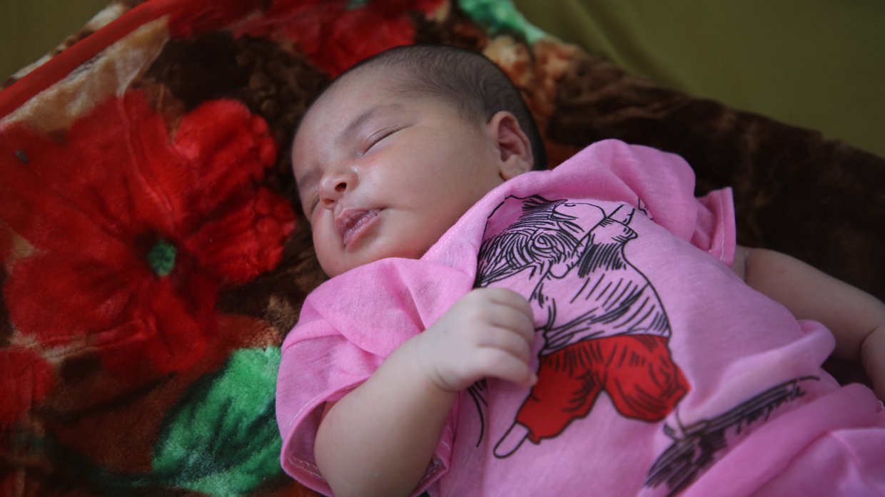 En bebis med rosa kläder sover på vår avdelning för nyfödda. 