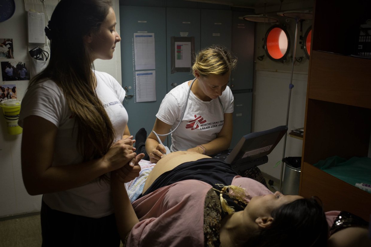 En gravid kvinna undersöks av Läkare Utan Gränser ombord på räddningsfartyget Aquarius