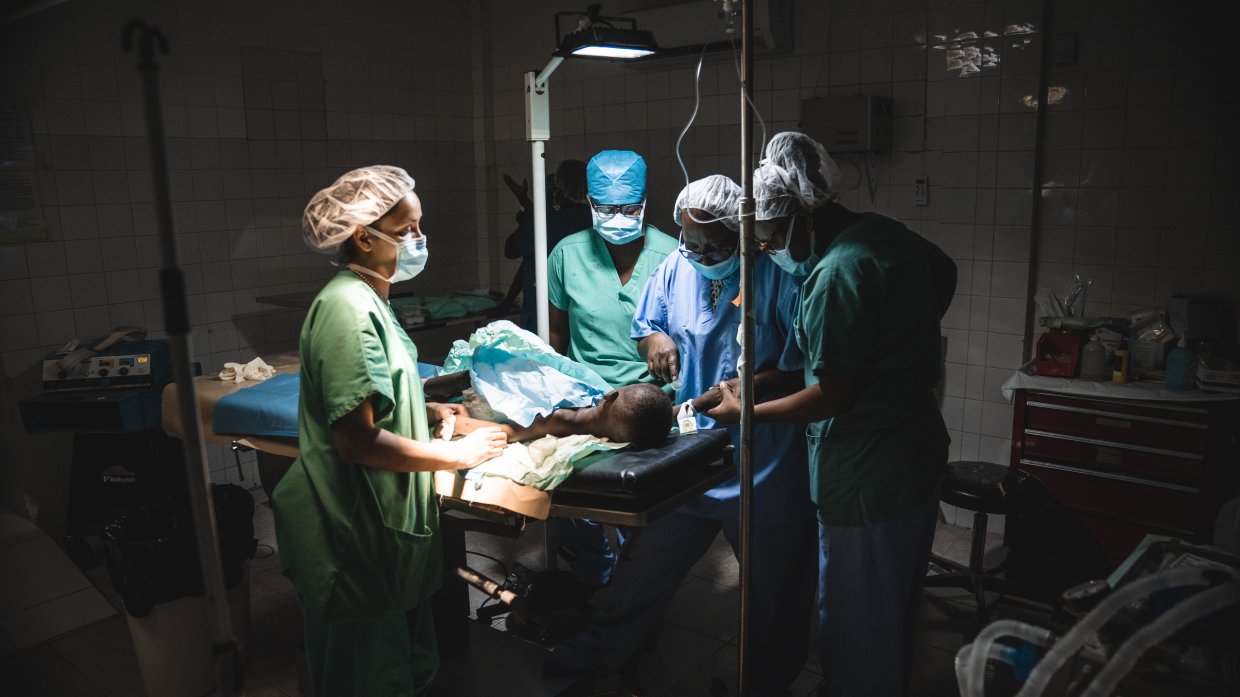 Ett team står runt en patient som ligger på ett operationsbord på sjukhuset Immaculée Conception i Les Cayes, Haiti, efter en jordbävning.