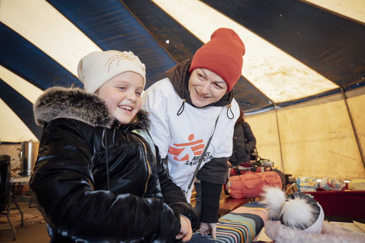 En ukrainsk flicka och en medarbetare från Läkare Utan Gränser