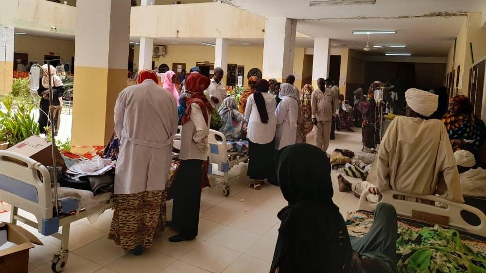 En sjukhusbyggnad full med folk i Sudan. 