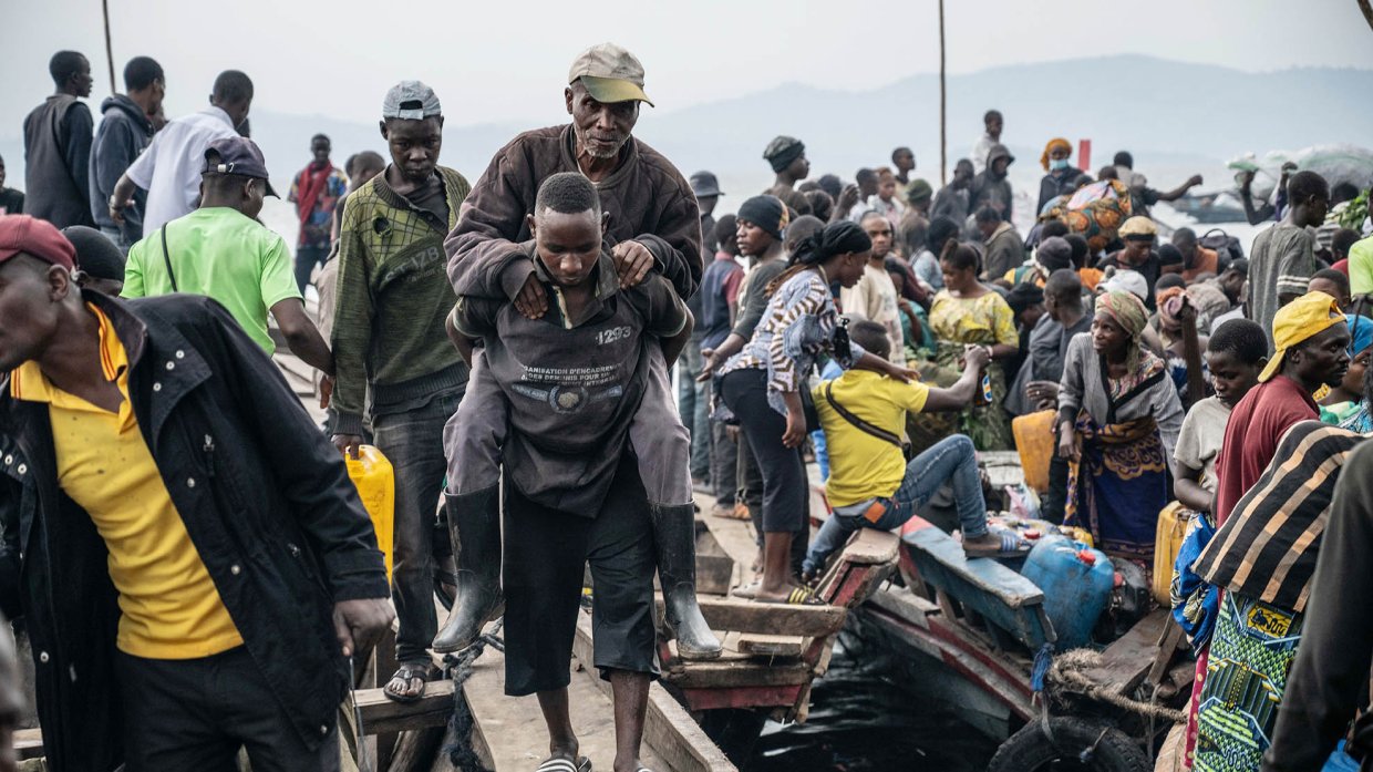 Man bär en annan på ryggen