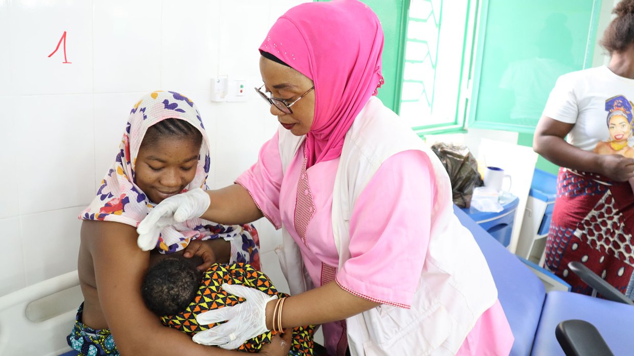 Kvinna lär sig amma på en klinik 