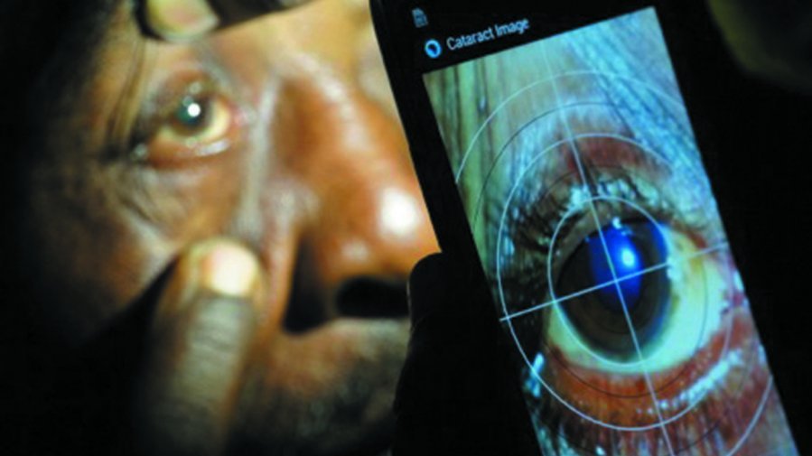 Närbild på en mans öga via en skärm på en smartphone