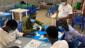 Medicinska studenter i Lankien i Sydsudan spelar ett spel om infektionskedjor. 