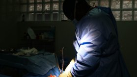 Dr. Xavier Kernizan opererar en patient.