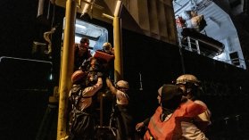 Personer hjälps ombord Läkare Utan Gränsers båt Geo Barents
