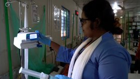 En sjuksköterska i arbete på en intensivvårdsavdelning i Bangladesh