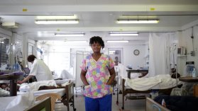 Sjuksköterskan Gessica på sjukhuset i Tabarre, Haiti. 
