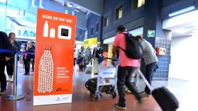 Swedavias återvinningslösning och pantkärl på en flygplats med besökare i förgrunden