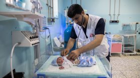 en läkaren lyssnar med stetoskop på andningen hos en för tidigt född bebis 