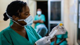 Sjuksköterska håller i spruta med läkemedel.