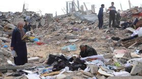 Grupper an vuxna och barn söker igenom rasmassor