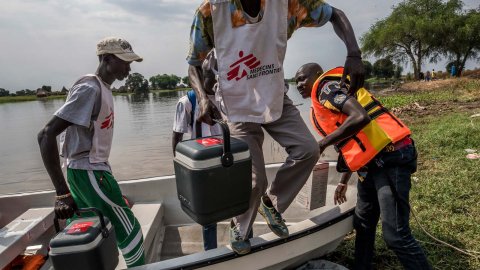 Ett mobilt sjukvårdsteam anländer till en by i Sydsudan
