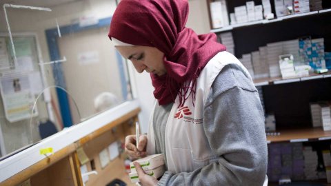 Vår farmaceut Nour S. Barakat på apoteket vid kliniken för syriska flyktingar i Jordanien. 