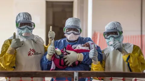 Åhléns samlade in pengar till vårt arbete med ebola genom ”En tia till”. 