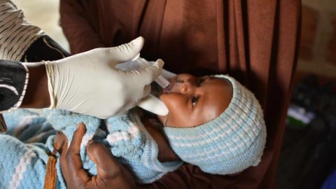 Ett litet barn får en dos rotavirusvaccin på en vårdcentral i Safo, Niger.