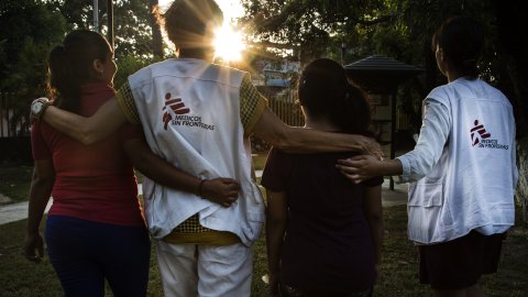 En grupp ungdomar och psykologer från Läkare Utan Gränser i staden Guerrero, Mexiko.