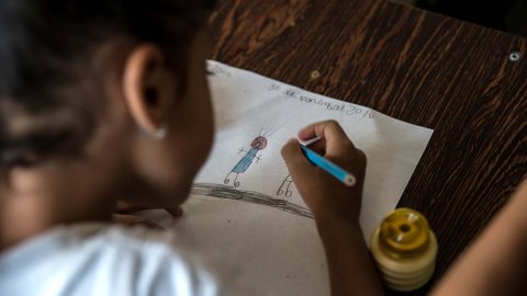 En flicka ritar känslan rädsla under en terapisession med Läkare Utan Gränser