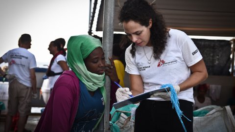 Courtney Bercan välkomnar människor ombord Dignity I