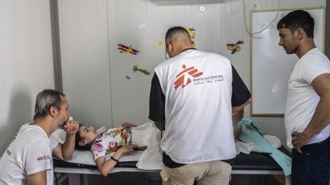 Nioåriga Fatima från Afghanistan får vård på Läkare Utan Gränsers barnklinik på den grekiska ön Lesbos. 