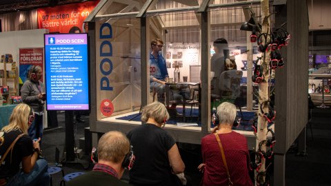 Catinka och Mårten spelar in podden inför publik på bokmässan