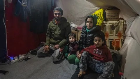 Grekland: En familj i Olive Grove - ett informellt tältläger som vuxit fram utanför Moria.