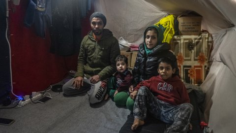 Grekland: En familj i Olive Grove - ett informellt tältläger som vuxit fram utanför Moria.