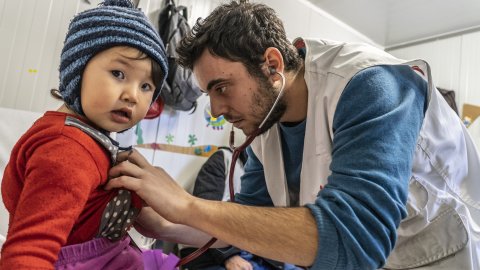 Ett barn på Läkare Utan Gränsers klinik utanför flyktinglägret Moria, Grekland. 