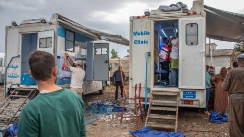 En man står framför våra mobila kliniker