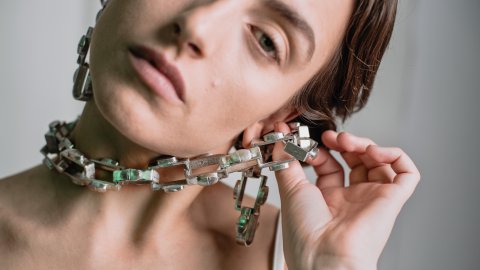 Smycken gjutna i tenn och i form av olika läkemedel