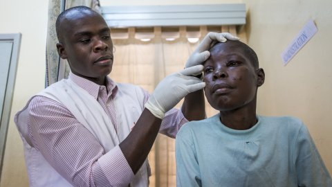 En kvinna undersöks