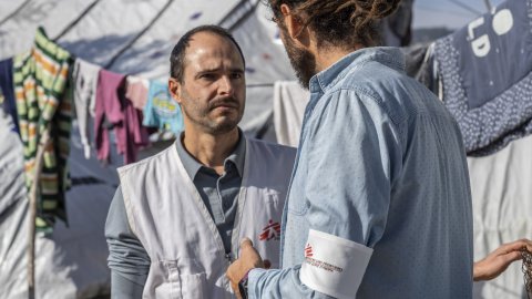 Två män samtalar med varandra