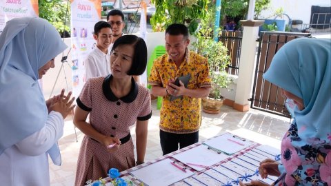 Sex personer framför ett bord