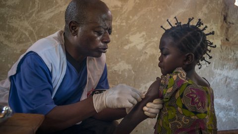 En flicka får vaccin